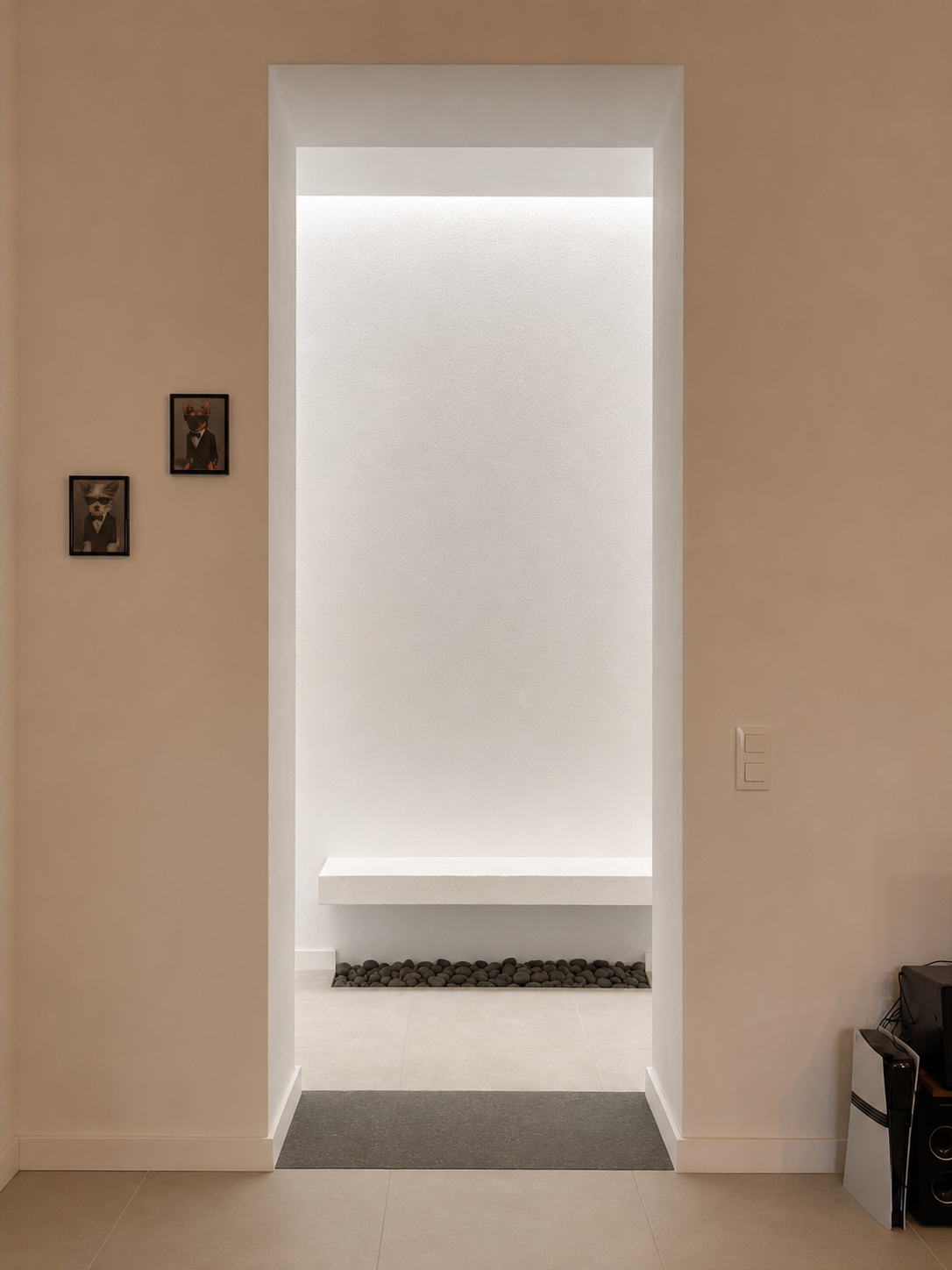 Vivienda residencial — pasillo con hornacina iluminada