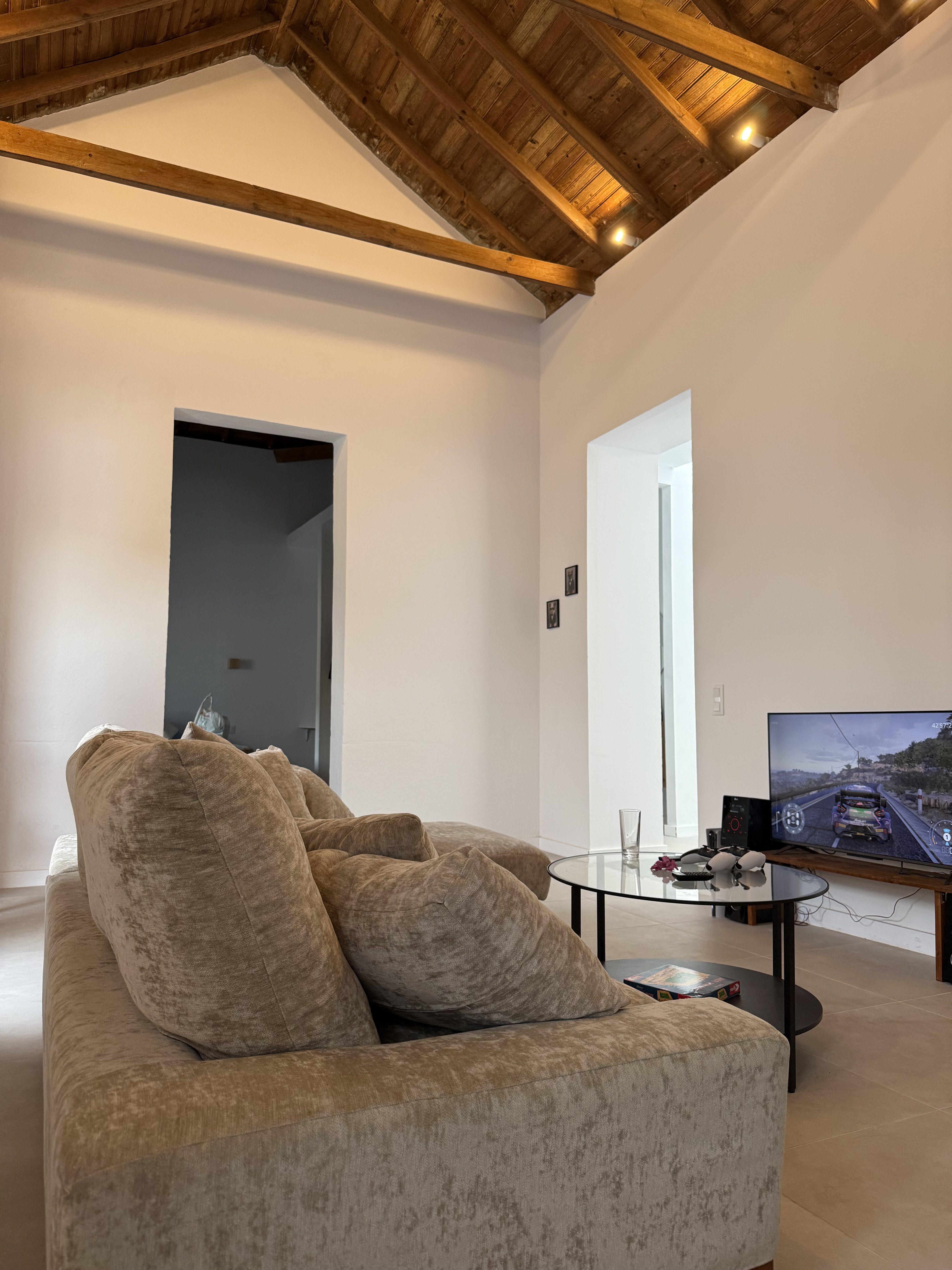 Vivienda residencial — salón con cubierta a dos aguas en madera vista