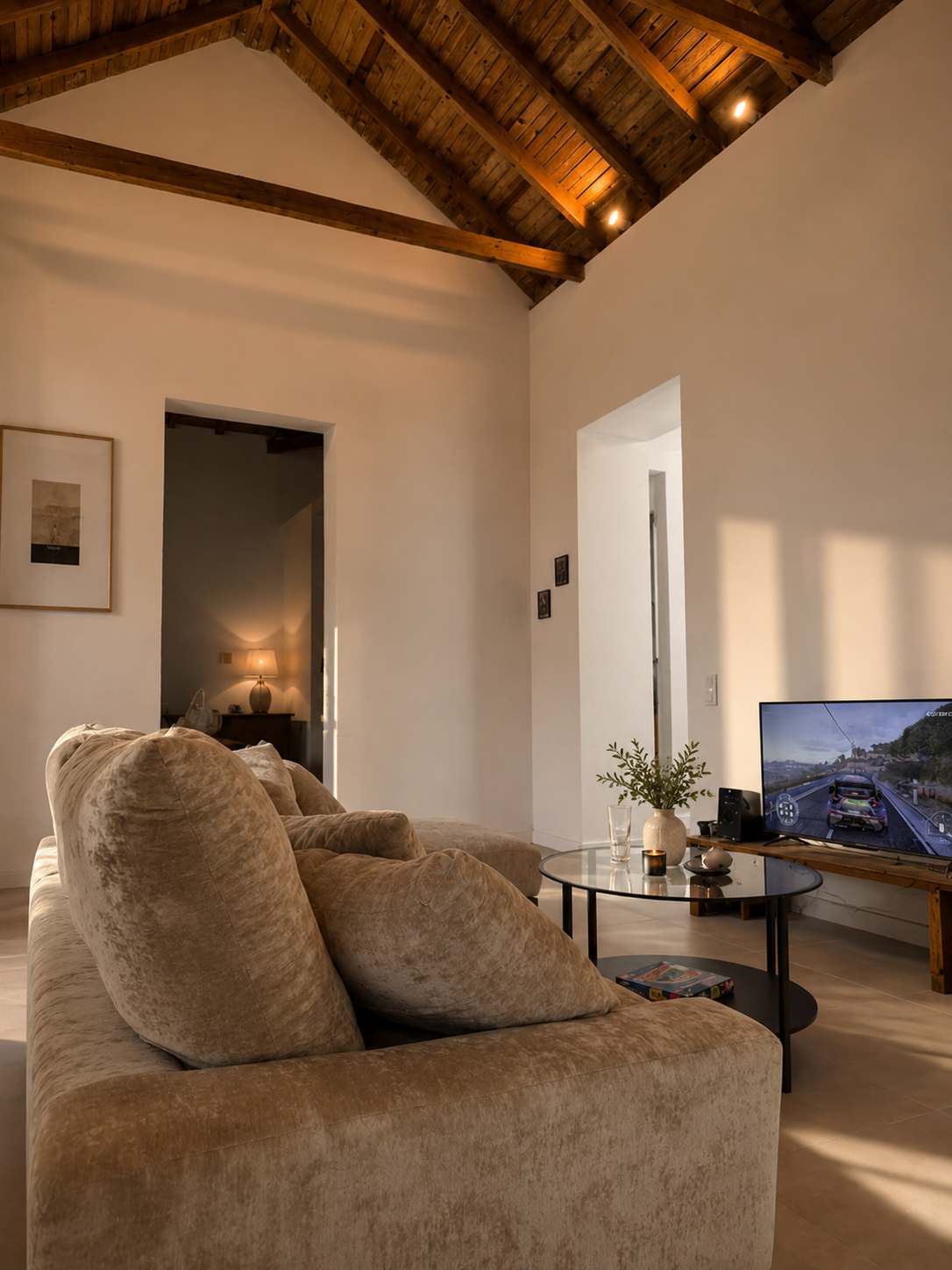 Vivienda residencial — salón con cubierta a dos aguas en madera vista